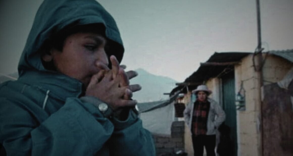 Niño con mucho frío en partes altas ante descenso de temperaturas en arequipa