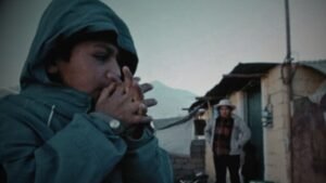 Niño con mucho frío en partes altas ante descenso de temperaturas en arequipa