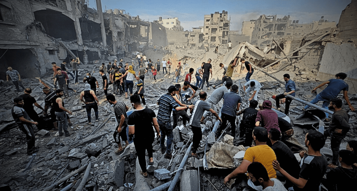 Ataque israelí deja decenas de muertos en zona humanitaria