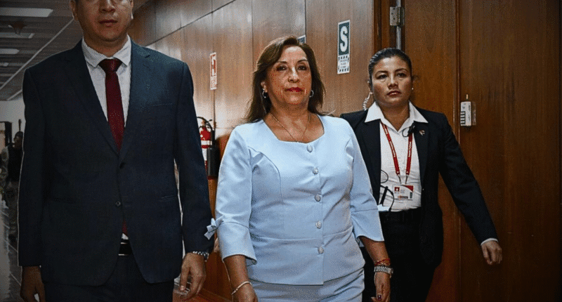 Boluarte insiste en viajar mientras el país arde en conflictos