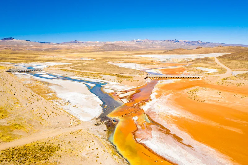 El rió de tono rojizo es el que baja de las instalaciones de la mina Florencia Tucari de Aruntani.