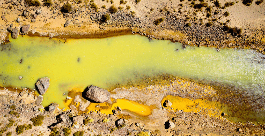 El rio Coalaque, que forma parte de la cuenta del Tambo, así luce por la contaminación.