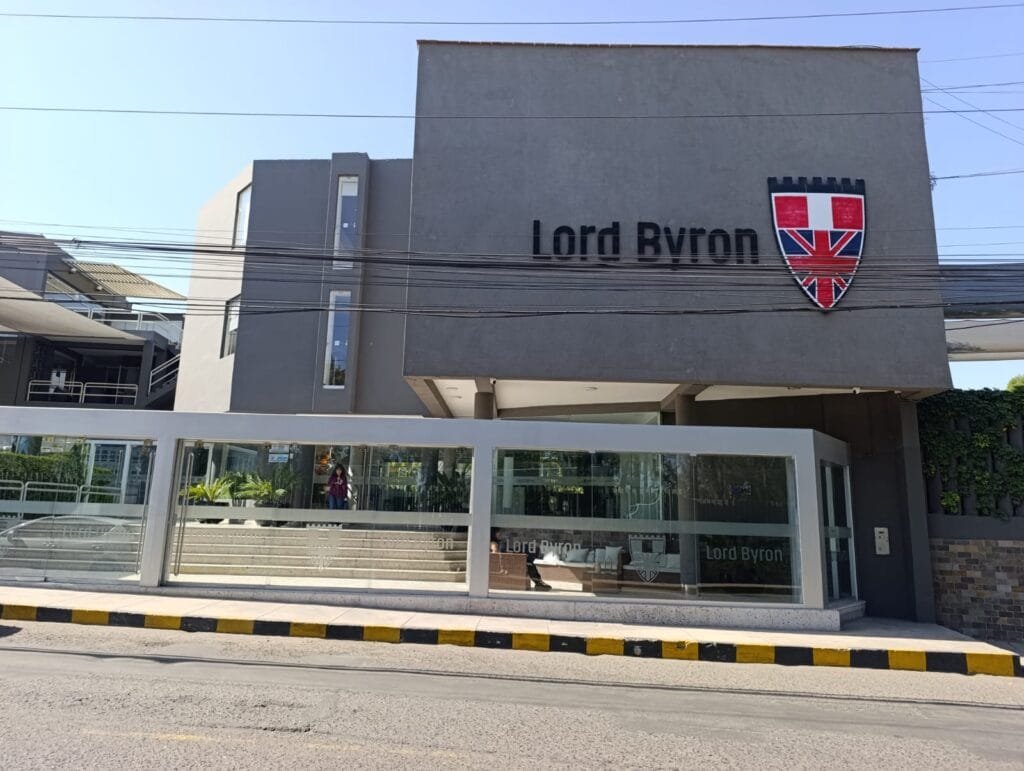El Lord Byron ya suma un rosario de denuncias por negligencias y abuso contra los estudiantes.