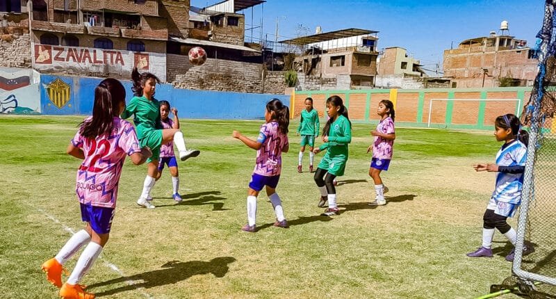 La participación de las niñas de 4 a 10 años en el fútbol todavía es limitada.
