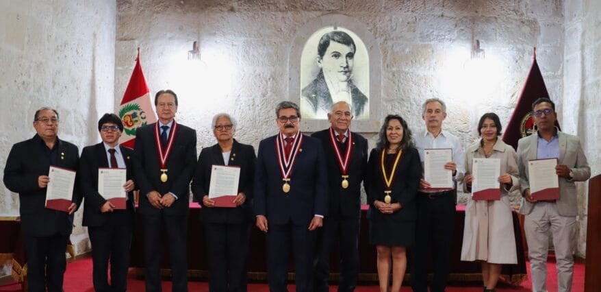 El Comité Electoral Universitario fue juramentado por el propio Hugo Rojas.