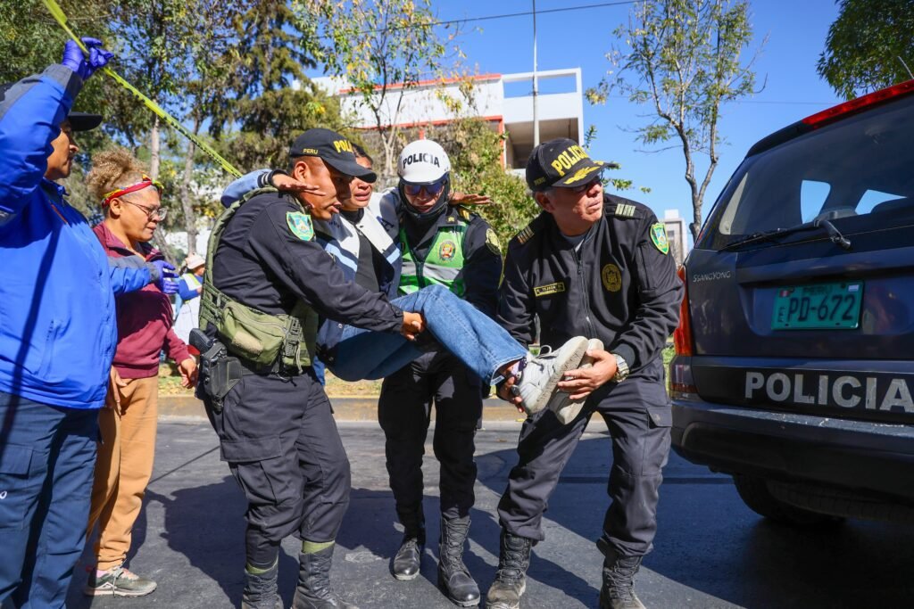 Los heridos fueron trasladados al hospital Honorio Delgado, donde recibieron primeros auxilios o fueron hospitalizados.
