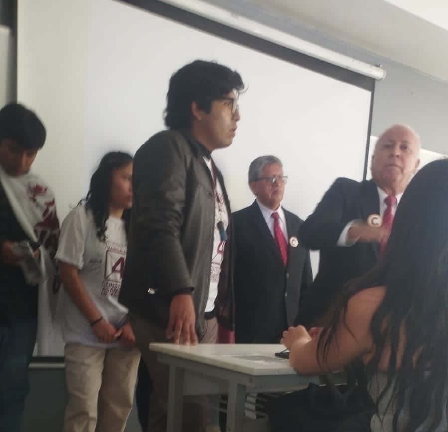 Profesores ingresan a las clases para influir en el voto de estudiantes.