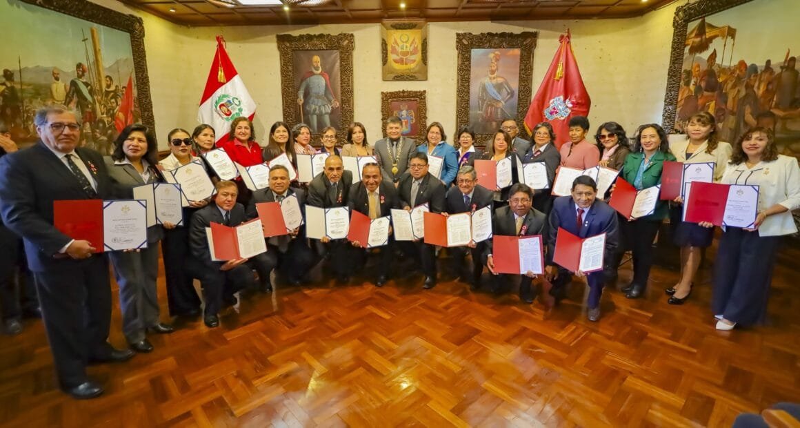 Municipalidad de Arequipa honra a docentes por su trayectoria