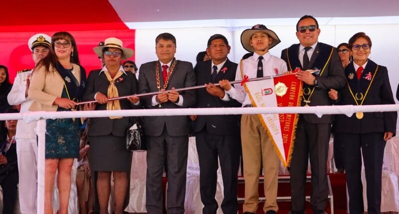 Juana Cervantes, Echavarry y la "I"ganan desfile escolar