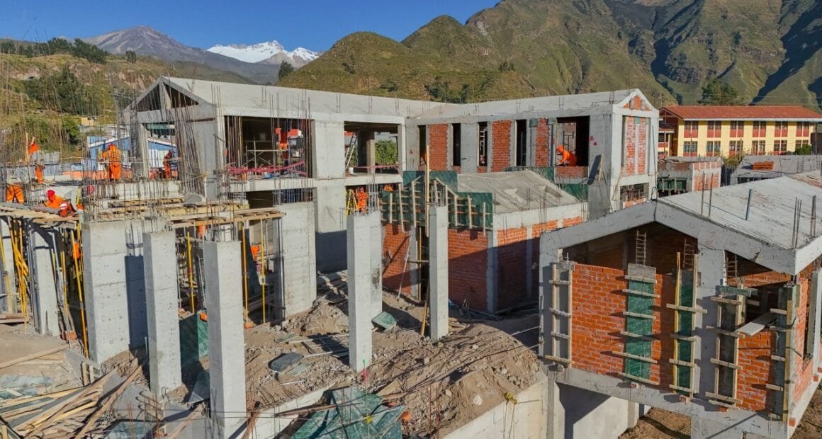 Revelan deficiencias y posibles irregularidades en obra del centro de Cabanaconde