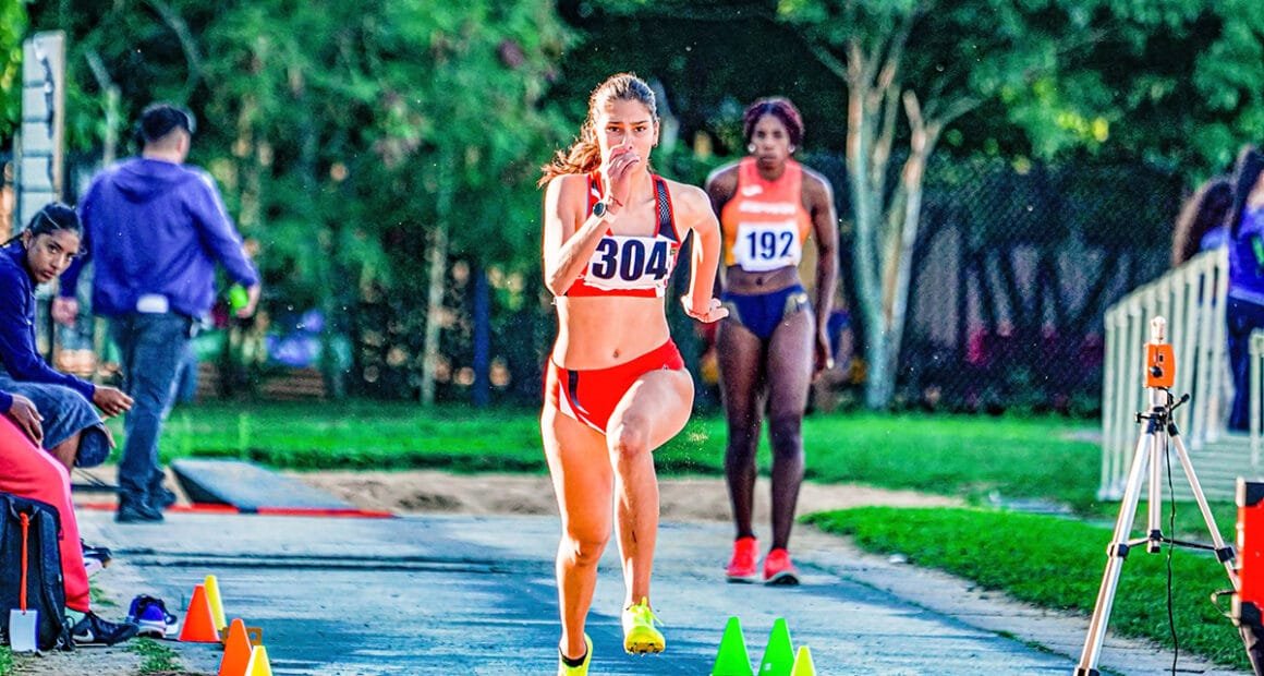 Campeona sudamericana de atletismo entrena en su colegio a falta de pista atlética en Ilo