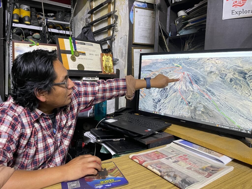 Juan explica que como andinistas experimentado han ayudado a rescatar a muchas personas perdidas.