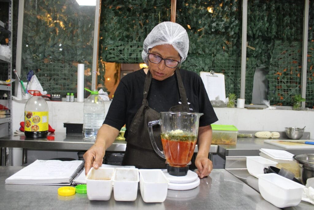 Luz Turpo se encargó de darle vida al local y también trabaja con fe para alimentar el alma.