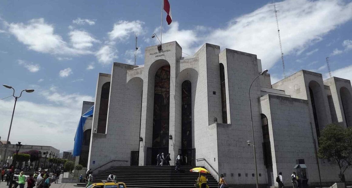 Ordenan captura de chofer condenado por tocamientos