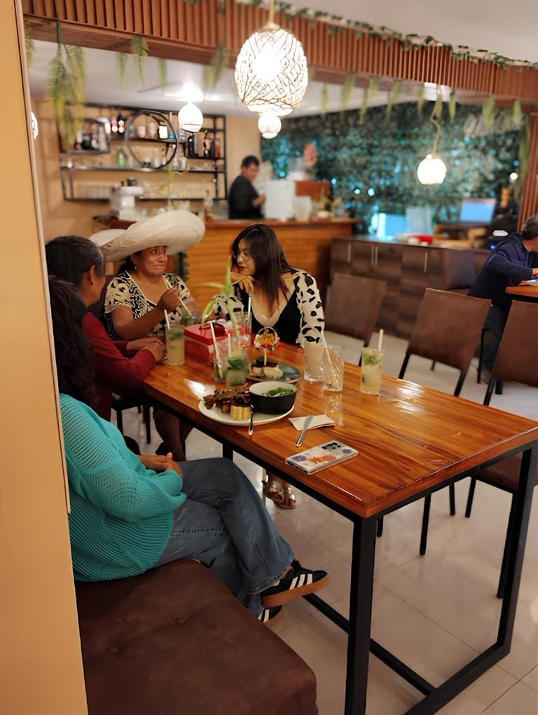 La especialidad del negocio son los platos vegetarianos, pero también hay bebidas y felicidad.