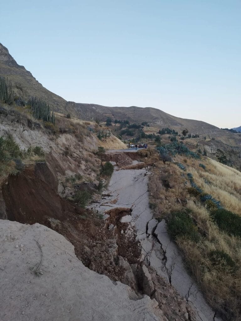 El deslizamiento es de 5 metros de profundidad, por lo que los trabajos de reposición de la vía tomarán tiempo.