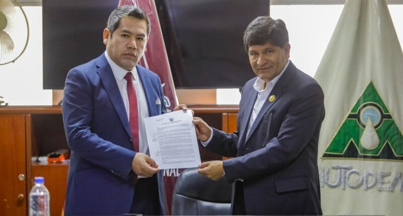 Funcionarios de Autodema con planilla dorada