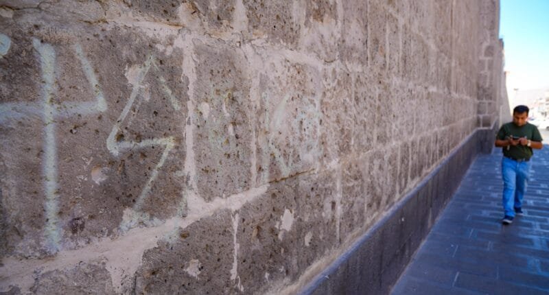 Nuevas pintas dañan los portales de San Agustín y un templo