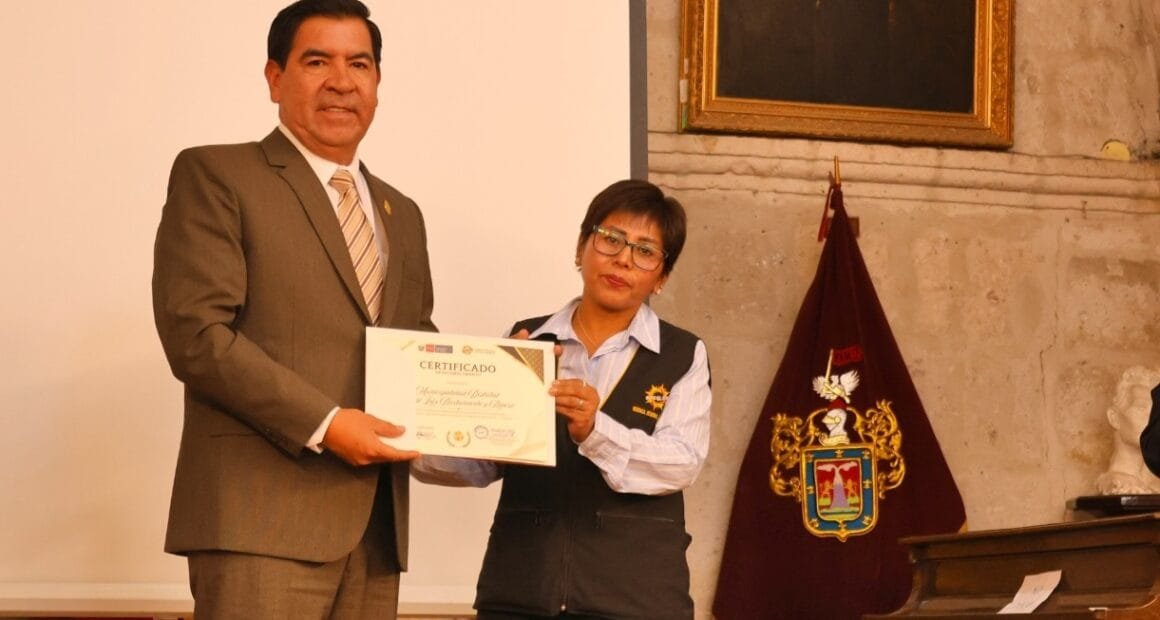 Bustamante y Rivero recibe distinción como municipio saludable