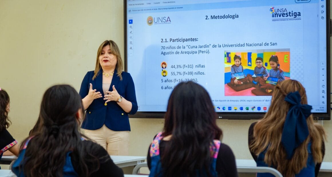 UNSA celebra a docente con Palmas Magisteriales 2025
