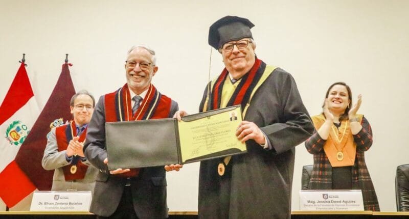 UCSP distingue a Julio Velarde como doctor honoris causa