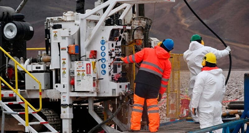 Chile firma acuerdo clave para explotación de litio con Rio Tinto