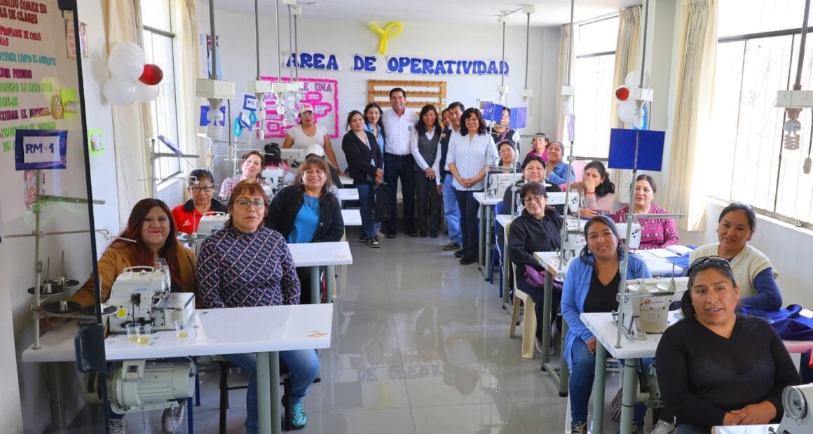 Bustamante empodera a mujeres con taller de costura