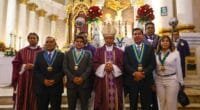 Bustamante rinde homenaje al Señor de los Milagros con medalla