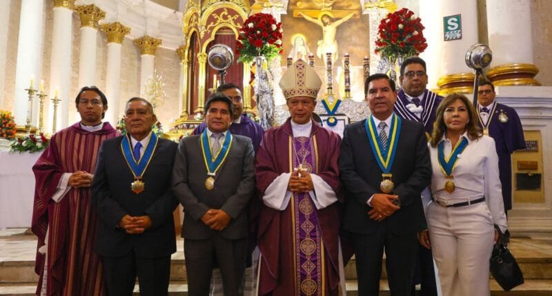 Bustamante rinde homenaje al Señor de los Milagros con medalla