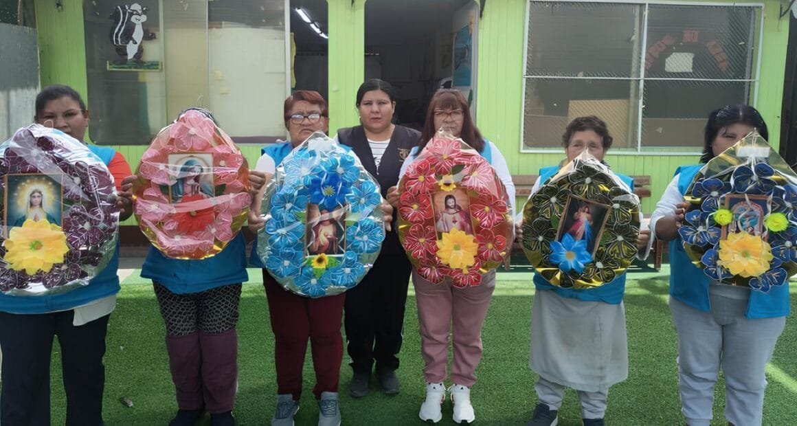 Internas del INPE crean coronas de tela por el Día de los Muertos