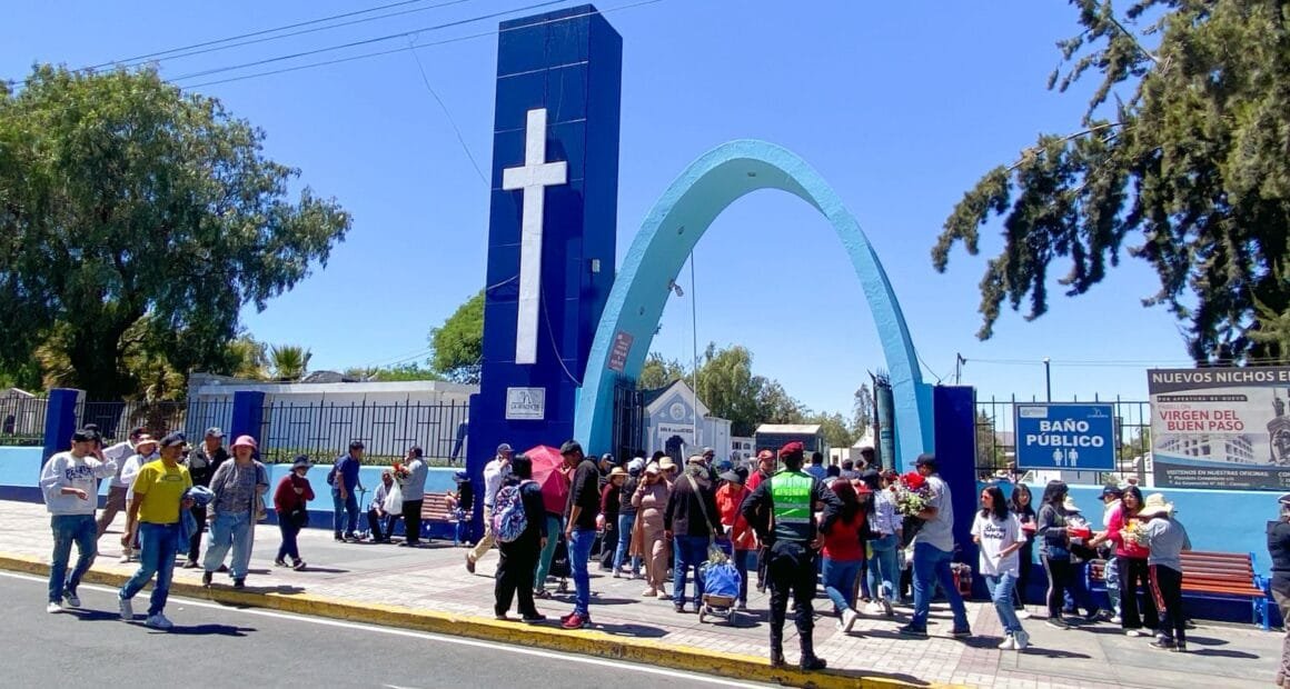 Bustamante organiza feria de Todos los Santos con orden y seguridad