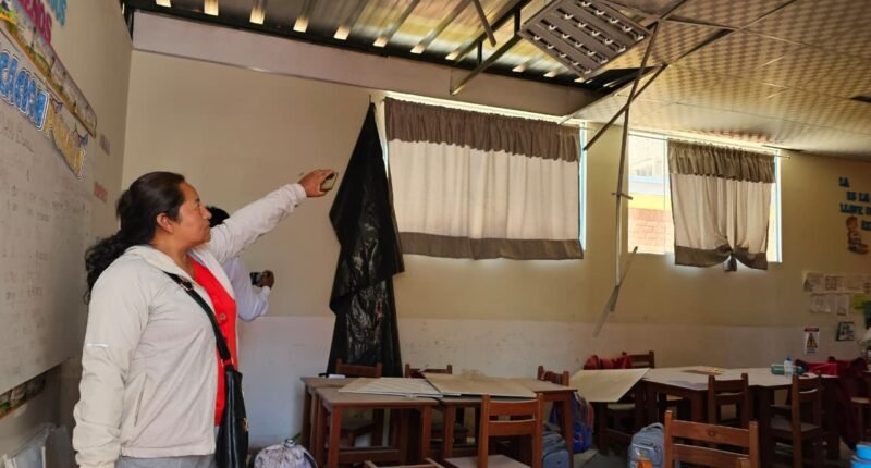 Caen baldosas en aula prefabricada y alumnos se salvan de milagro