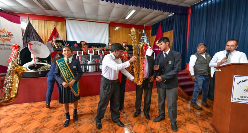 Contraloría: GRA entregó instrumentos musicales "bamba" a estudiantes de Arequipa