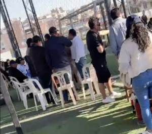 El gerente de Agricultura estuvo pasando de grupo en grupo brindando con los trabajadores.