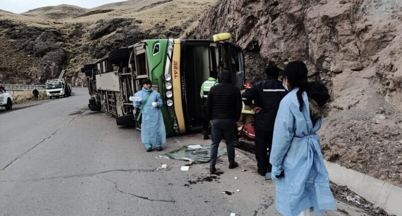 Siete familias enlutadas tras vuelco de bus en Espinar