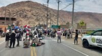 Mineros bloquean el puente Ocoña exigiendo ampliación del REINFO