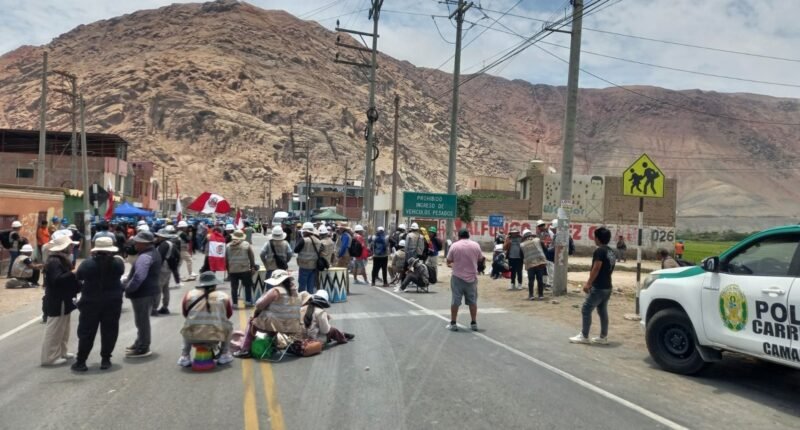 Mineros bloquean el puente Ocoña exigiendo ampliación del REINFO