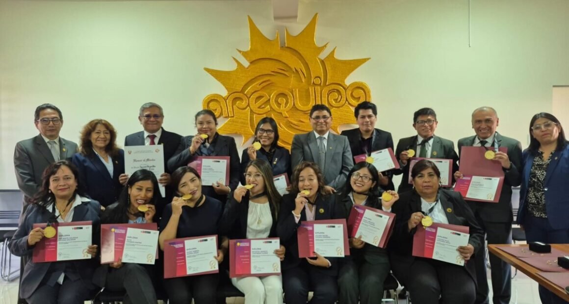 Condecoran a docentes de Arequipa por innovar en sus aulas