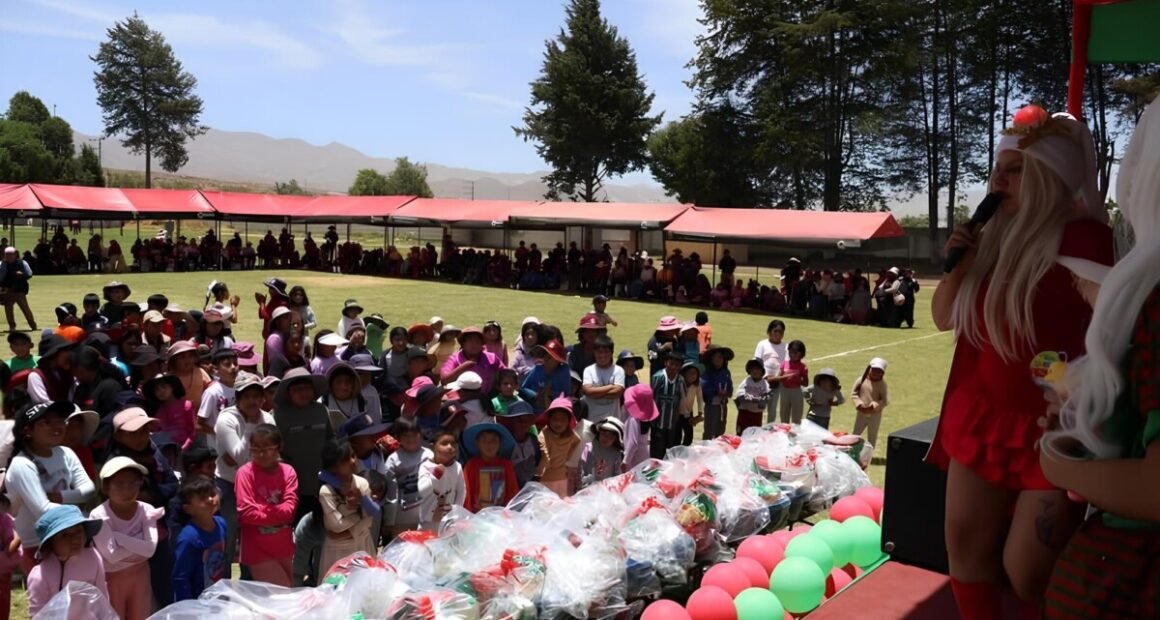 Chocolatada y entrega de regalos para más de 500 niños en Quequeña