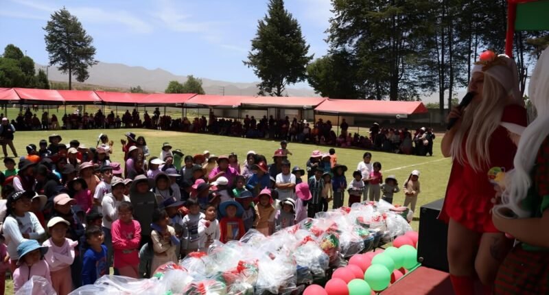 Chocolatada y entrega de regalos para más de 500 niños en Quequeña