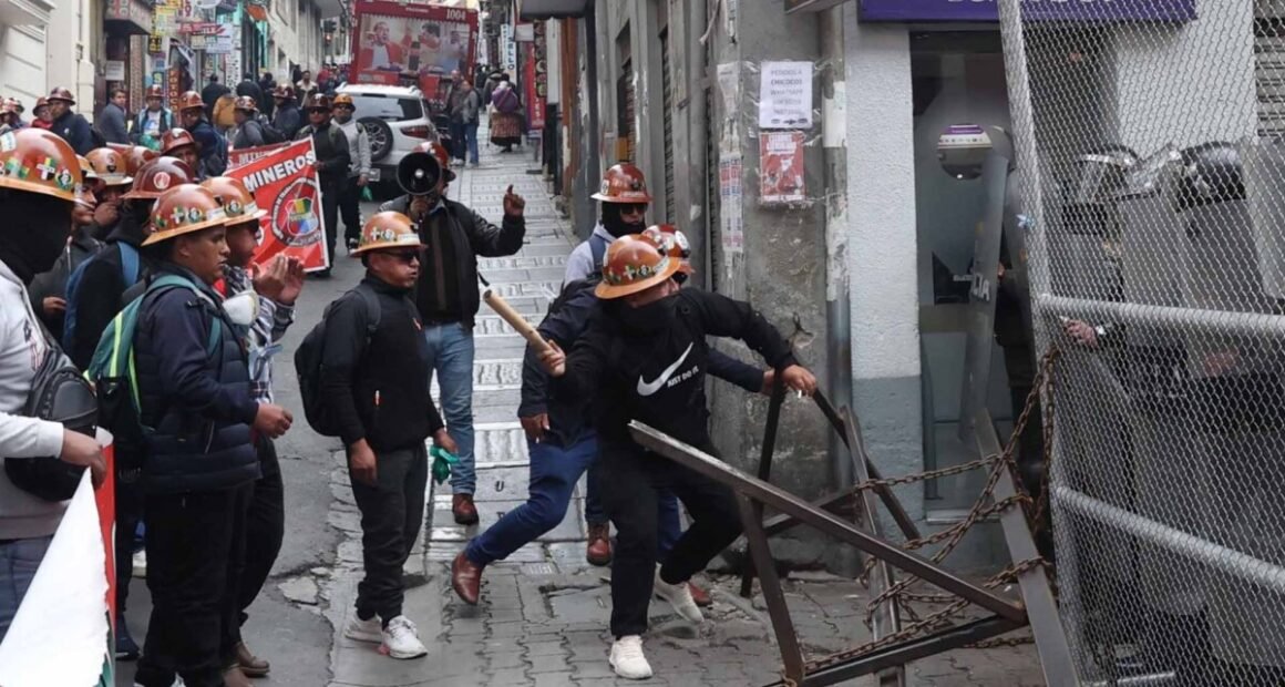 Mineros bolivianos escalan protestas por retiro del subsidio