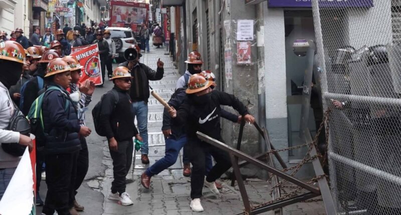 Mineros bolivianos escalan protestas por retiro del subsidio
