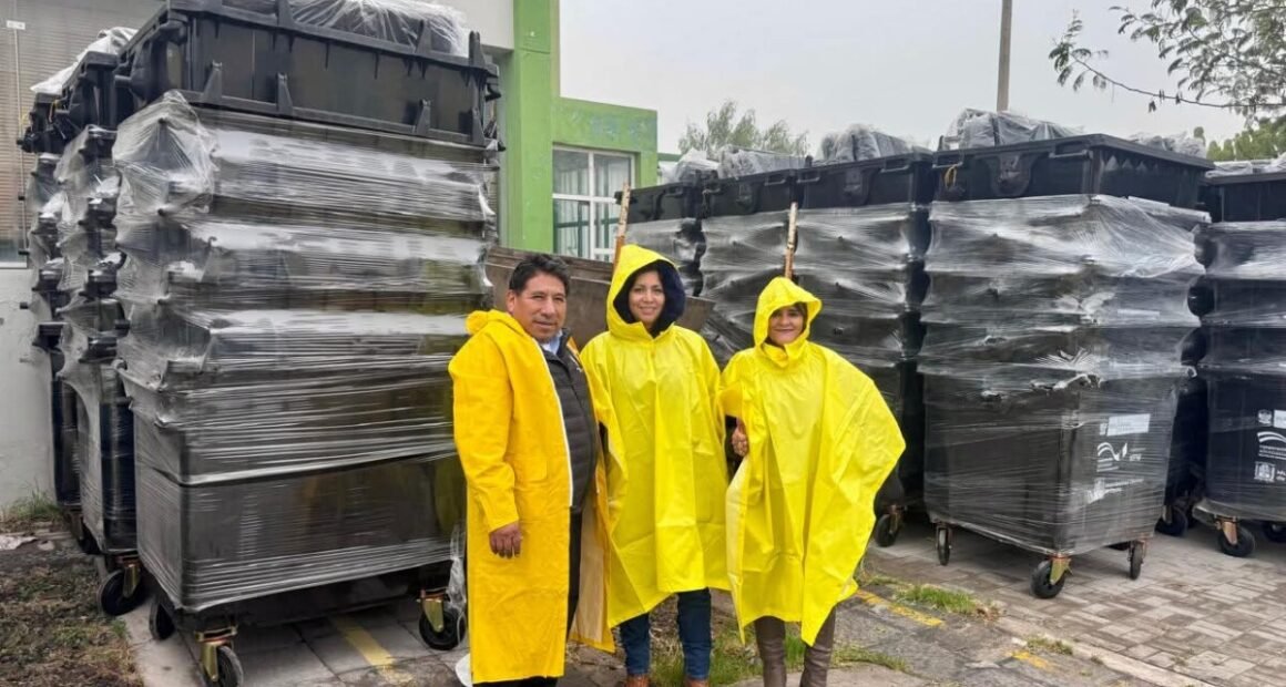 Cayma refuerza limpieza pública con nuevos contenedores