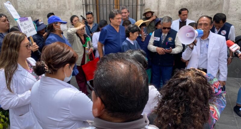 Médicos presionan al Consejo Regional por crisis en Salud