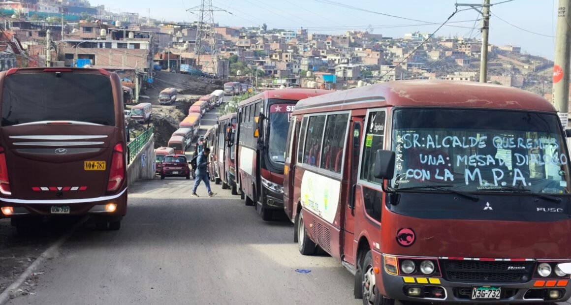 Transporte urbano vuelve a paralizarse en Paucarpata