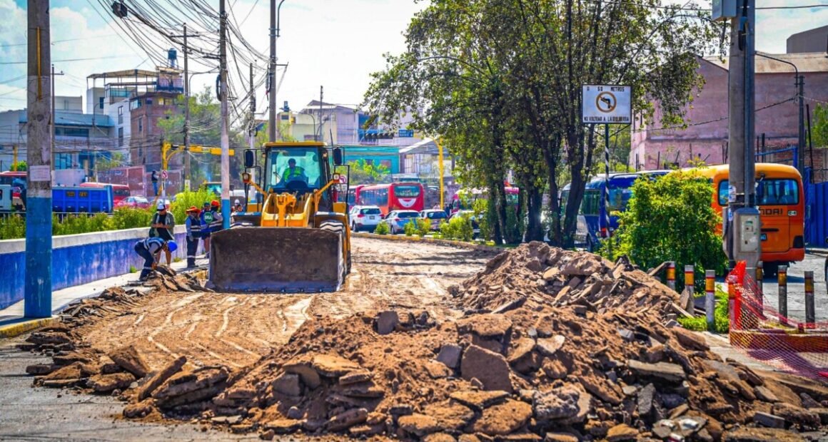 Comuna provincial ejecuta obras viales en Lambramani y Juan de la Torre