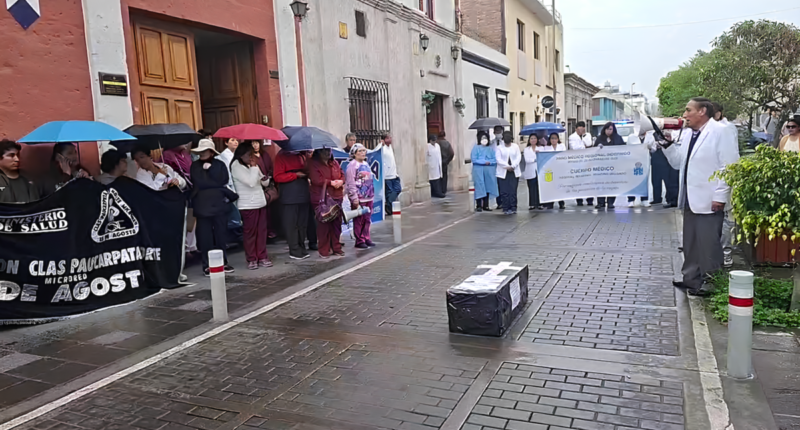 Salud: primer día de huelga indefinida de médicos deja sin atención primaria a miles