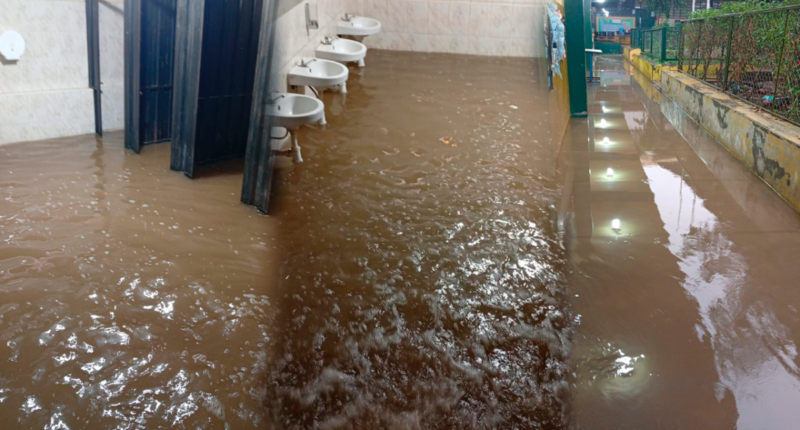 Lluvias inundan colegio en Socabaya