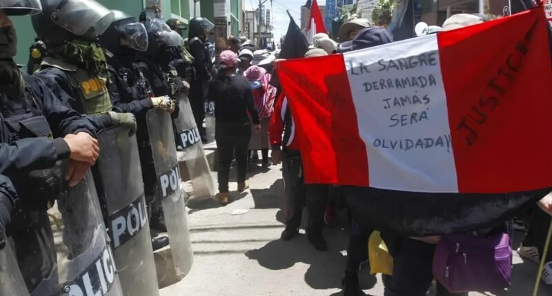 Fiscalía solicita 35 años contra policía por muerte en protestas