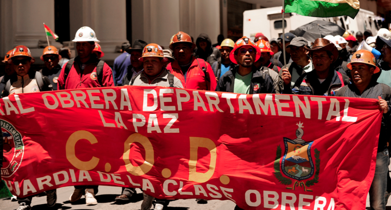 Bolivia frena ajuste de combustibles y sindicatos suspenden protestas